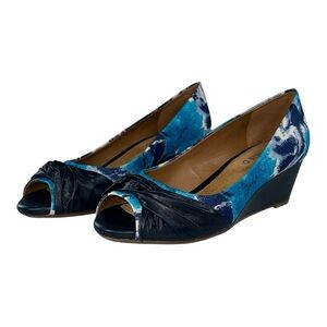 Michelle D Beverly Peep Toe Comfort Wedge Pumps Blue Print Knot Detail Size 7.5